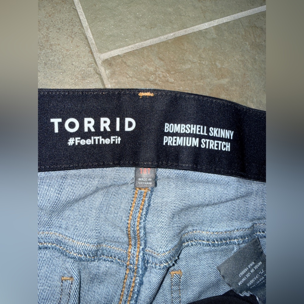 Torrid bombshell Skinny Jeans - Picture 4 of 5